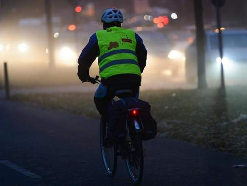 Road traffic reflective clothing in DIN standard wear