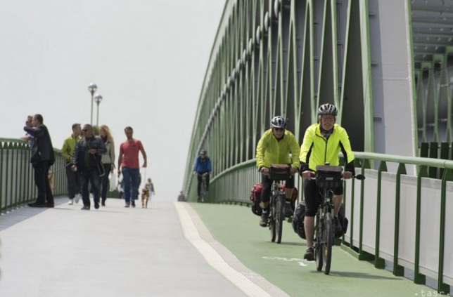 Cyclists, do not underestimate the reflective elements or helmet