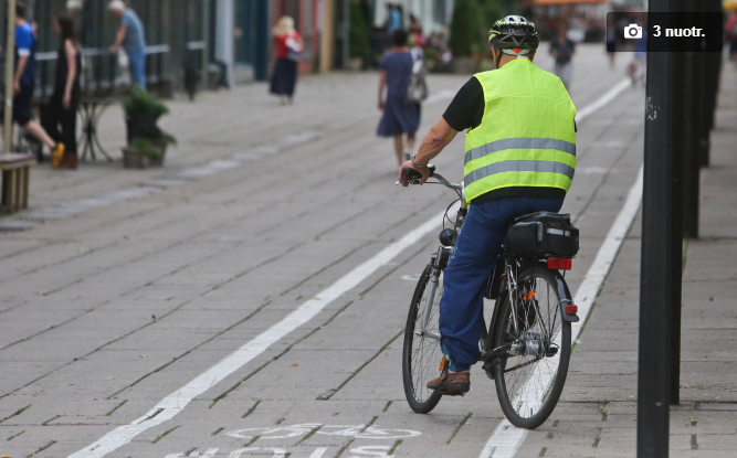Cyclists required to wear a reflective vest
