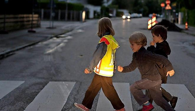 Reflectors in Winter: Bright lifesavers for children