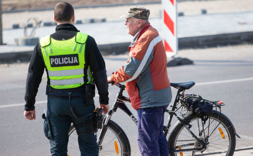 The Seimas will propose to allow cyclists to ride through the crossings