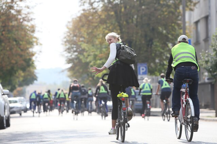 The Seimas will decide whether to allow cyclists to take off their reflective vests